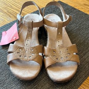 WOMEN’S SOUL NATURALIZER SUMMER SANDALS SIZE 8 MED TAN